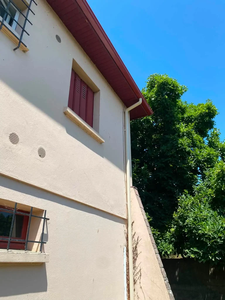 Pose de gouttières aluminium sur une maison dans les landes