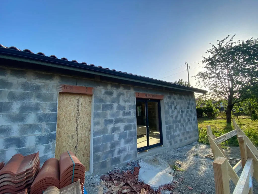 Chantier de pose de gouttières aluminium dans le Gers