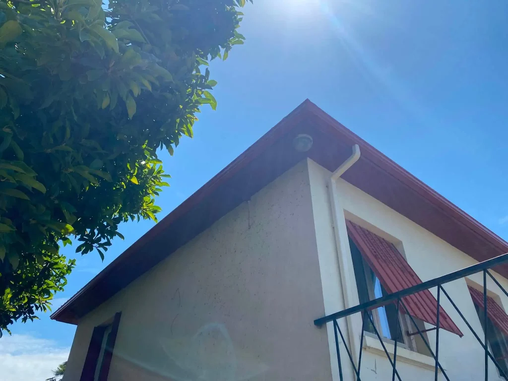 Pose de gouttières aluminium sur une maison dans le gers
